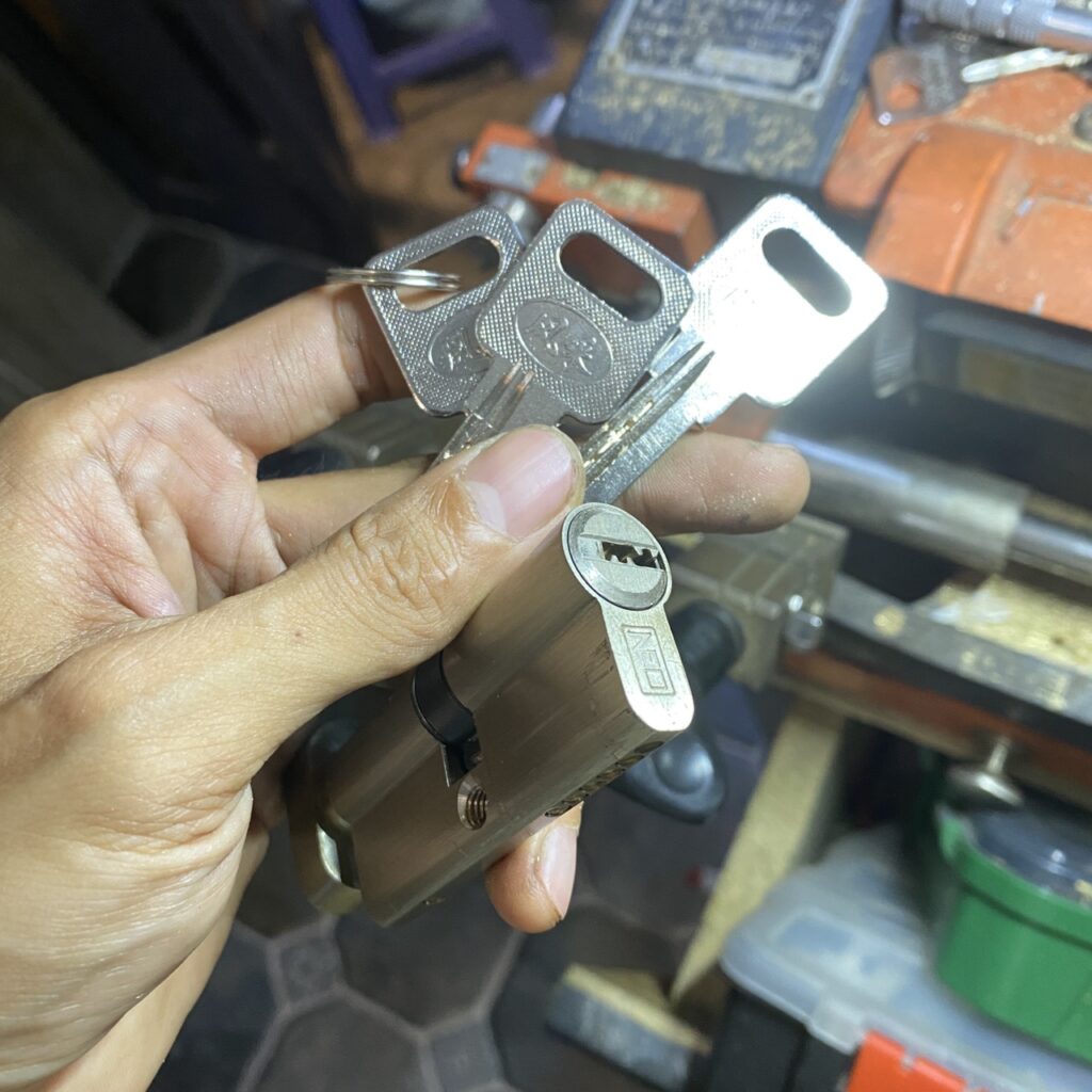 Làm lại chìa khóa cho lõi khóa (tim khóa) tay gạt giá rẻ 35k 50k