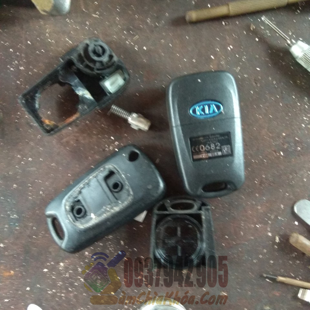 Thay vỏ thay pin sửa chìa khóa ô tô bị hư vỏ bể vỏ