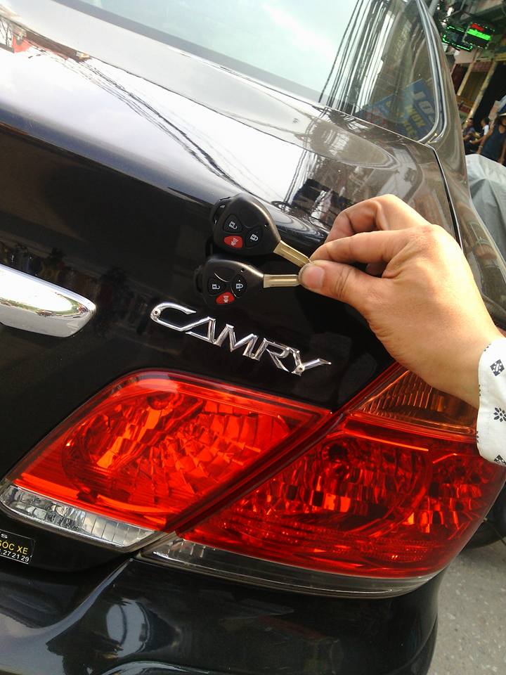 lam-chia-khoa-xe-camry-tphcm-chinh-hang