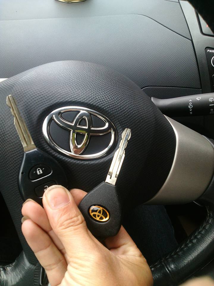 lam-chia-khoa-xe-toyota-altis-2-nut