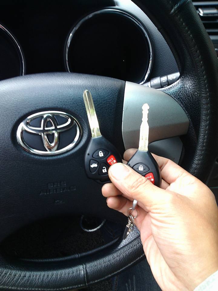 lam-chia-khoa-xe-toyota-innova-chinh-hang