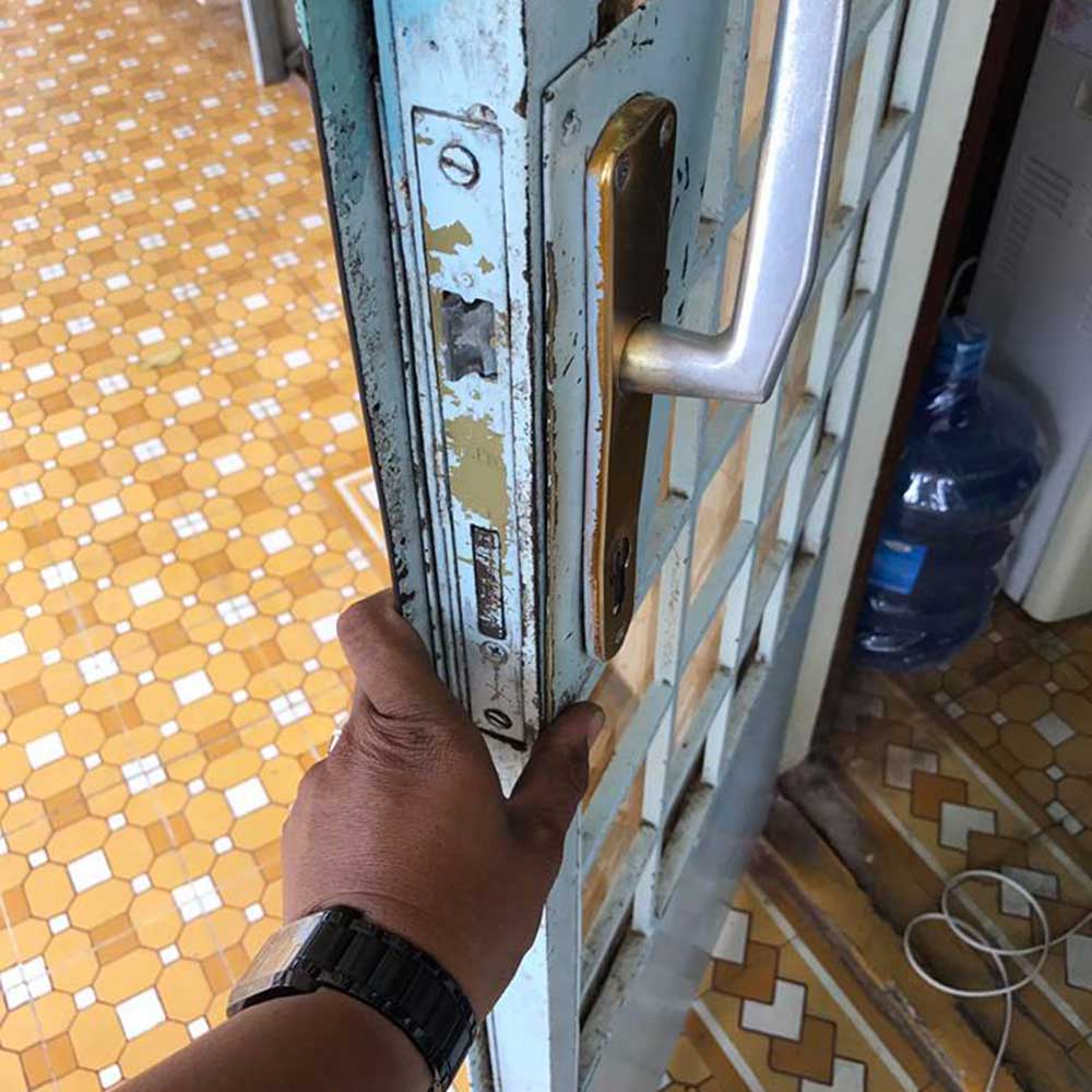 Sửa khóa cửa sắt kính, thay khóa cửa sắt, làm lại chìa khóa cửa sắt