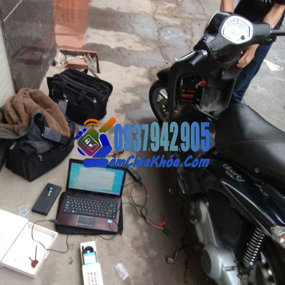Sửa khóa xe Vespa bằng máy tính Làm chìa khóa từ Vespa giá rẻ