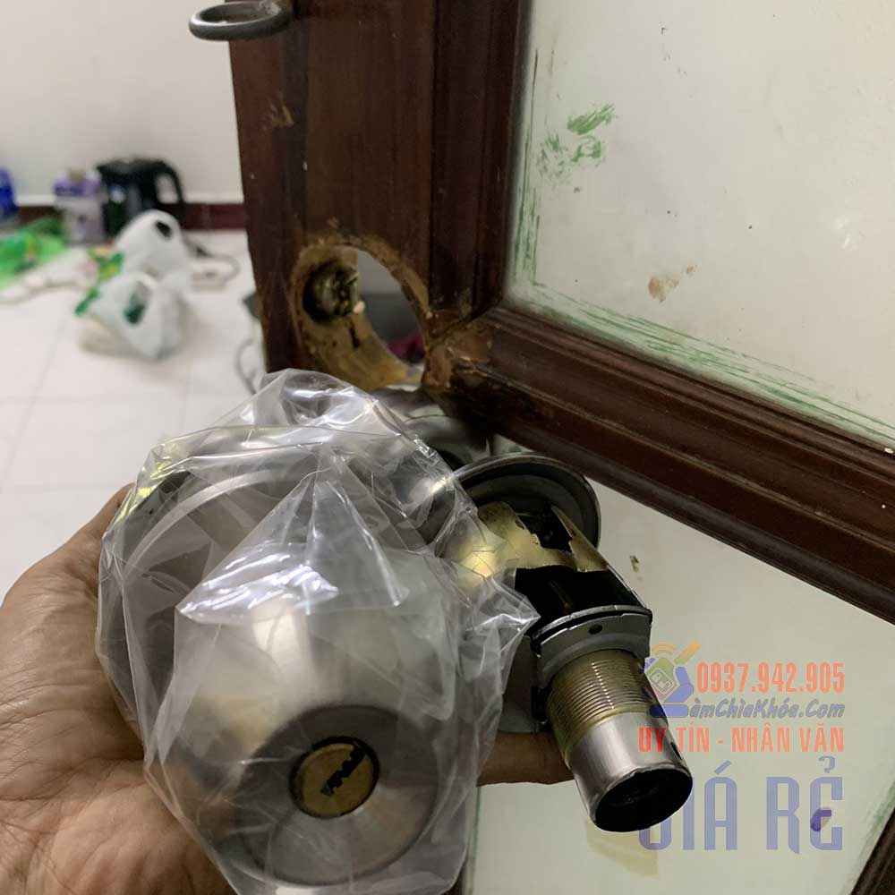 Thay ổ khóa tay nắm tròn giá rẻ 200k tại nhà Lắp khóa nắm đấm TPHCM uy tín
